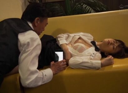 Gã quản lý đồi bại chuốc thuốc mê em nhân viên dễ thương để giở trò - Phim sex hay full HD VLXX JAV